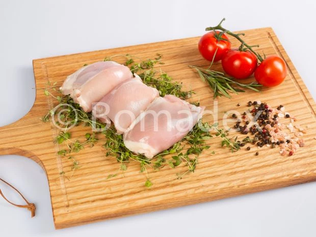 Mięso z kurczaka i pomidory na desce